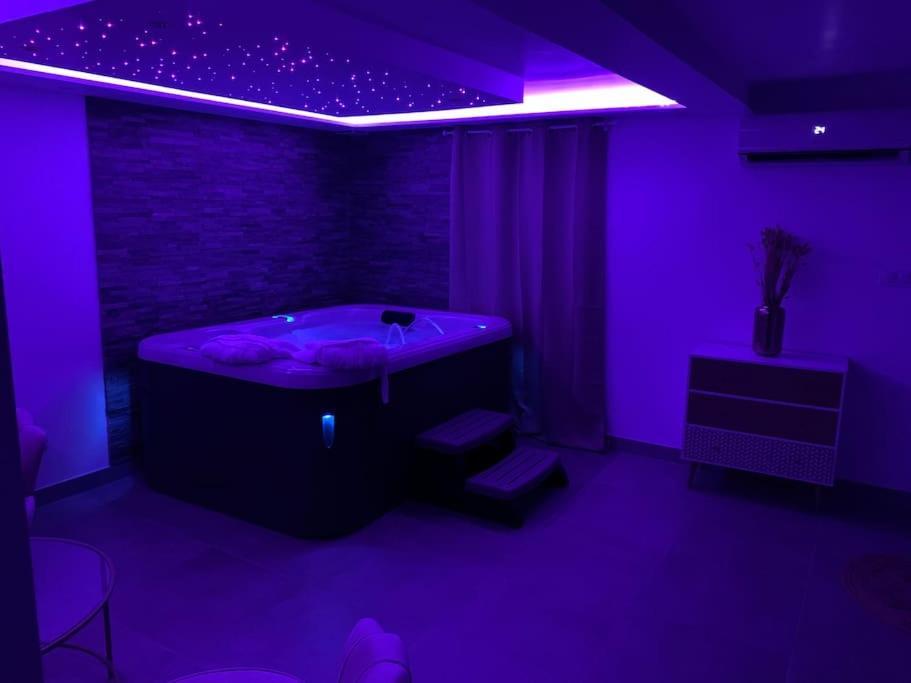 Sandspa Logement Avec Jacuzzi Orange  Bagian luar foto